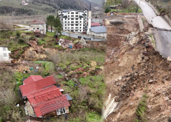 Ordu'da Heyelan Alarmı: Evler Yıkıldı, Yol Ulaşıma Kapandı