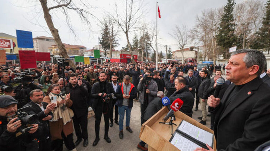 Özgür Özeli 6 Şubat Depreminin Vurduğu Adıyaman’da: Bu İşin Siyaseti Parti Ayrımı Olmaz