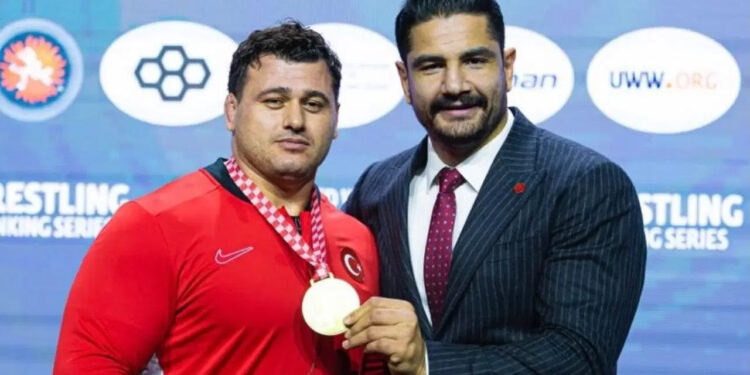 Rıza Kayaalp Altın Madalyayla Döndü