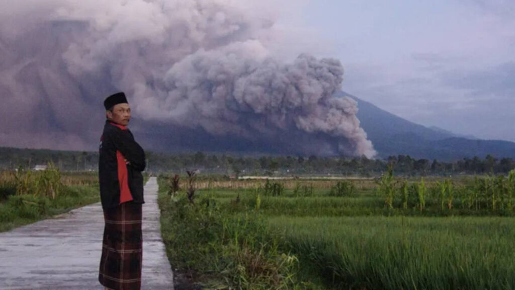 Semeru Yanardağı Peş Peşe Patladı! Kül Bulutu 1000 Metreye Ulaştı