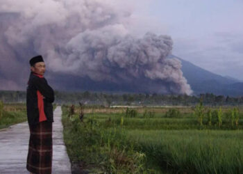 Semeru Yanardağı Peş Peşe Patladı! Kül Bulutu 1000 Metreye Ulaştı