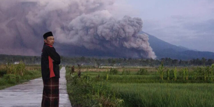 Semeru Yanardağı Peş Peşe Patladı! Kül Bulutu 1000 Metreye Ulaştı