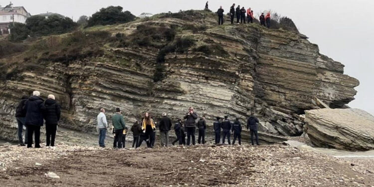 Üç Gündür Aranan Kadının Cesedi Kayalıklarda Bulundu!