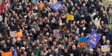 On binler Amed’te tek yürek: Rojava’yı, Suriye’yi Arap- Kürt çatışmasından kurtaran Sayın Öcalan’dır