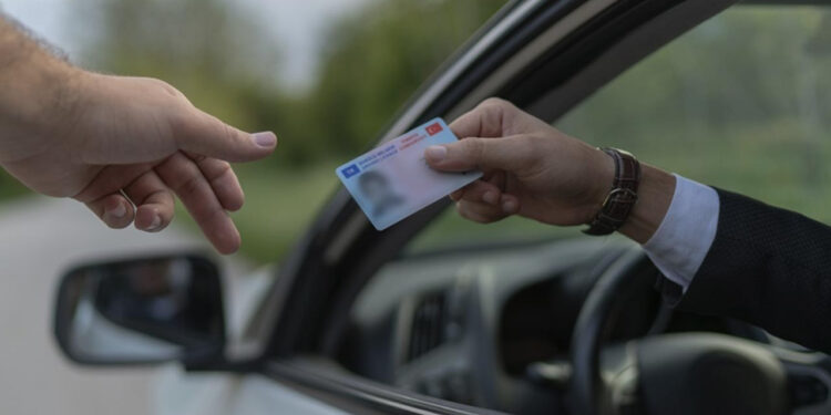 Yargıtay’dan Emsal Ehliyetsiz Sürücü Kararı: Karşı Taraf Tazminat Ödeyecek