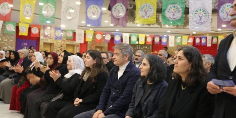 Adana’da halk buluşması: Kürt halkı diyalog ve müzakere sürecinin arkasında