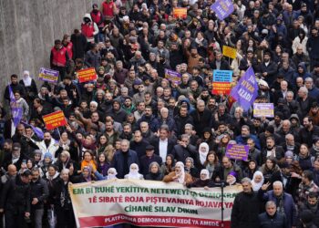 Amed’de yürüyen on binlerden ortak ses: Rojava bizim kırmızı çizgimiz