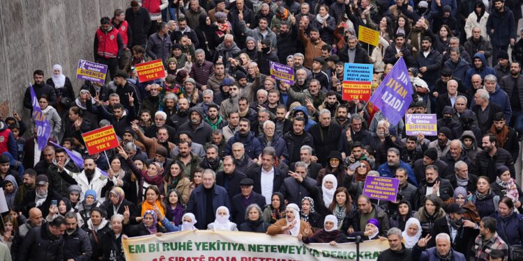 Amed’de yürüyen on binlerden ortak ses: Rojava bizim kırmızı çizgimiz
