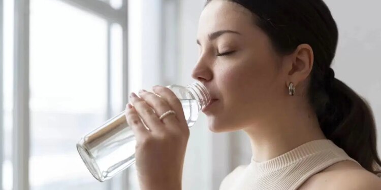 Susuzluk sandığınızdan daha tehlikeli: Yeterince su içmemek vücudu adım adım çökertiyor