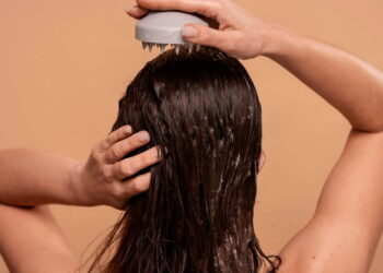 Saçı kendi halinde kurumaya bırakmak yarardan çok zarar veriyor…