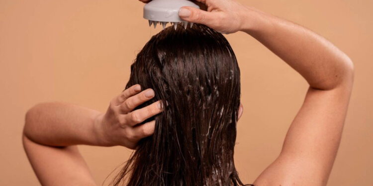 Saçı kendi halinde kurumaya bırakmak yarardan çok zarar veriyor…