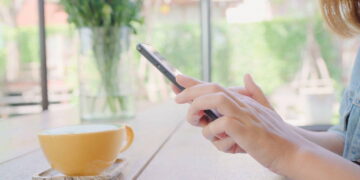 Telefona bakarken boynunuzu eğmeyin: Teknoloji boynu omurgaya 27 kiloluk kük bindiriyor…