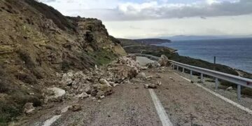 Bozcaada’da sağanak sonrası heyelan meydana geldi