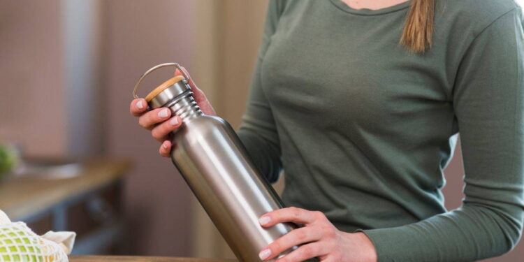 Bakteri yuvası haline geliyor: Masanızdaki su şişesi çok kirli olabilir…