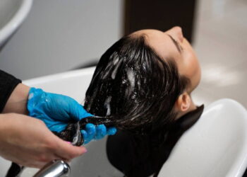 Şampuanlamak tek başına yeterli değil: Sağlıklı uzama için saç derisi peelingi şart