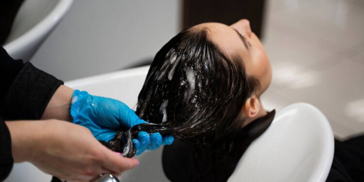 Şampuanlamak tek başına yeterli değil: Sağlıklı uzama için saç derisi peelingi şart