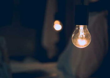 Yatak odasındaki gizli tehlike: Gece lambası melatonin üretimini bıçak gibi kesiyor