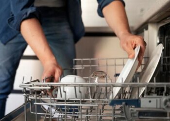 Bulaşıklarınız makineden gerçekte temiz çıkmıyor: İhmal edilen o parça tabaklarınıza sürekli ‘kirli su’ püskürtüyor