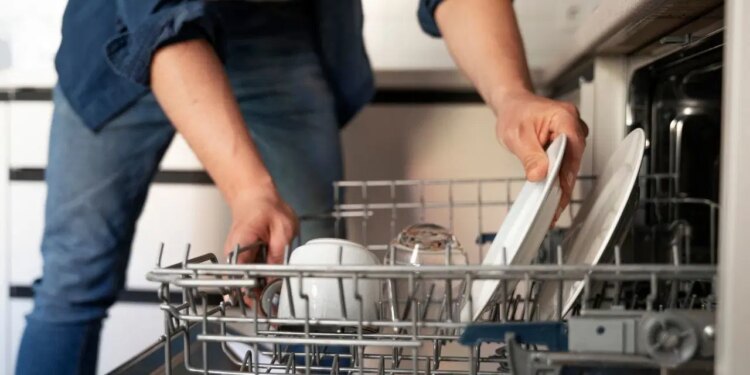 Bulaşıklarınız makineden gerçekte temiz çıkmıyor: İhmal edilen o parça tabaklarınıza sürekli ‘kirli su’ püskürtüyor