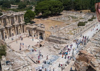 Efes’te tapınak kalıntılarının bulunduğu alana otopark tepkisi: Tapınak üstü otopark!