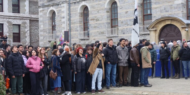 Boğaziçi öğrencileri kayyım ve polis ablukasına karşı eylemde: Boğaziçi bizimdir
