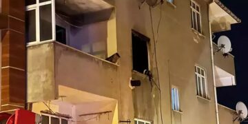 Sancaktepe’de 3 katlı binada yangın çıktı
