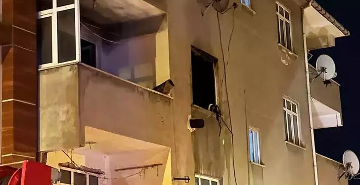 Sancaktepe’de 3 katlı binada yangın çıktı
