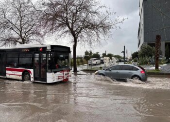 Ege’de fırtına ve sağanak yağış: Çatılar uçtu, direkler devrildi, dereler taştı