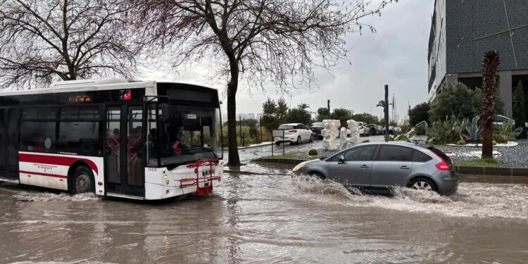 Ege’de fırtına ve sağanak yağış: Çatılar uçtu, direkler devrildi, dereler taştı