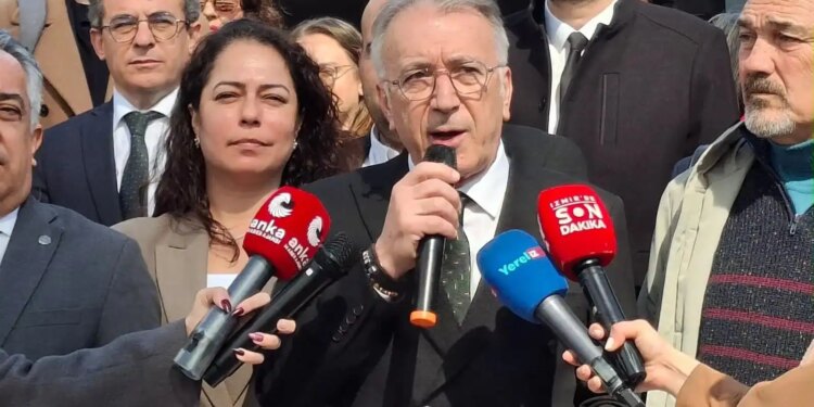 İzmir Barosu davasında tüm avukatlara beraat