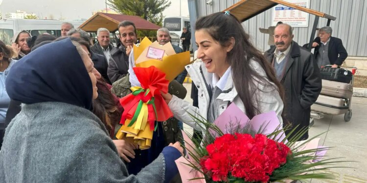 Tahliye olan Rozerin Kalkan memleketine döndü