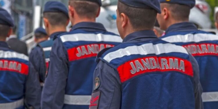 Jandarma polis kılığında 4 kilo altını gasp etti