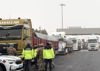 Kobanê’ye giden yardım TIR’ları 3 gündür sınırda bekletiliyor