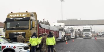 Kobanê’ye giden yardım TIR’ları 3 gündür sınırda bekletiliyor