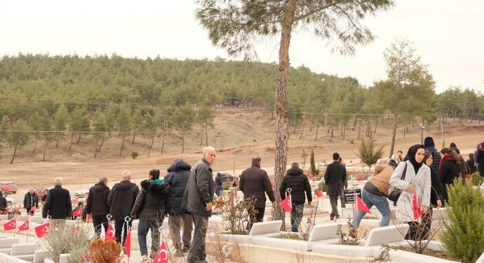6 Şubat depremleri 3’üncü yılında: Mereş’te yaşamını yitirenler mezarları başında anıldı