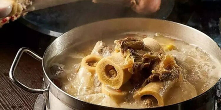 Saatlerce kaynatılan kemik suyu aslında sadece ‘su’…