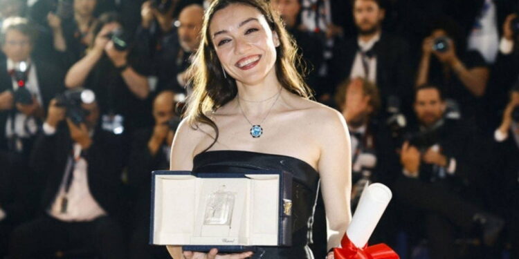 Merve Dizdar: ‘100 metrekare evde yaşıyorum, asansörüm bile yok’