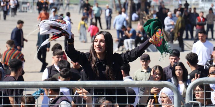Newroz’da taktığı şal gerekçesiyle hapis cezası aldı