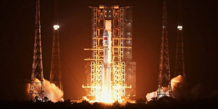 Çin, uzaya iki yeni uydu gönderdi