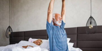 Uykusuzluğun biyolojik şifresi: Yaşlılar neden her sabah daha erken uyanıyor?