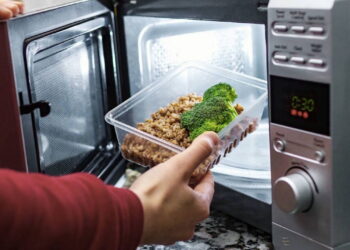 Plastik kaplar yiyecek saklamak ve ısıtmak için güvenli mi?