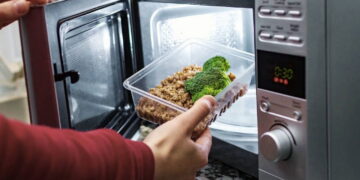 Plastik kaplar yiyecek saklamak ve ısıtmak için güvenli mi?