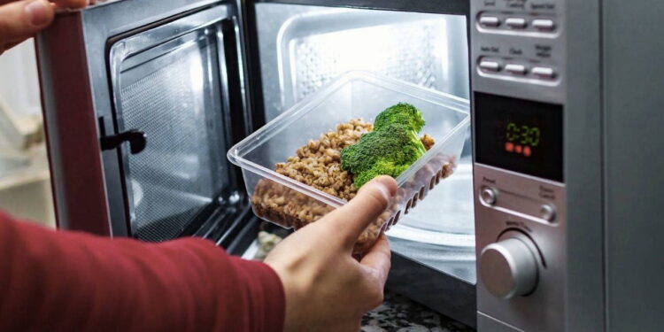 Plastik kaplar yiyecek saklamak ve ısıtmak için güvenli mi?
