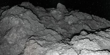 Ryugu asteroidinde yaşamın temel yapı taşları keşfedildi