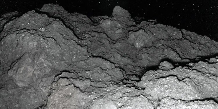 Ryugu asteroidinde yaşamın temel yapı taşları keşfedildi