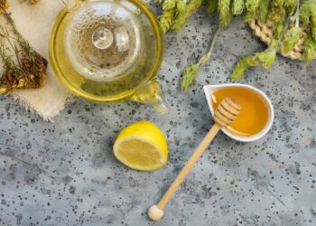 Yutkunma zorluğunu ve boğaz ağrısını anında dindiriyor: Mucizevi adaçayı ve bal karışımı…