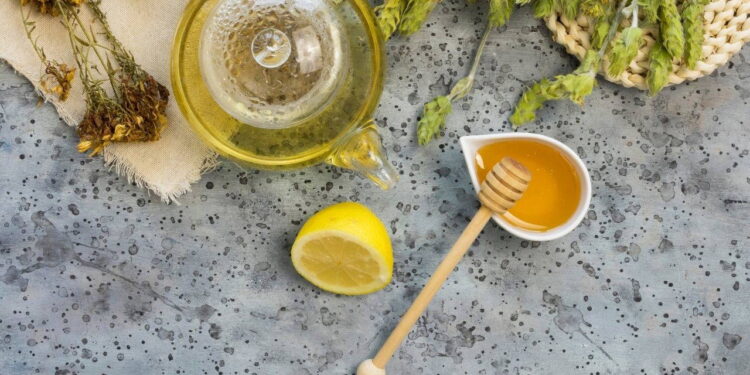 Yutkunma zorluğunu ve boğaz ağrısını anında dindiriyor: Mucizevi adaçayı ve bal karışımı…