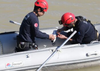 Ayağına misina dolanan martıyı itfaiye eri kurtardı