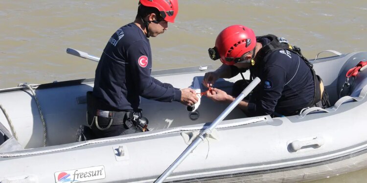 Ayağına misina dolanan martıyı itfaiye eri kurtardı