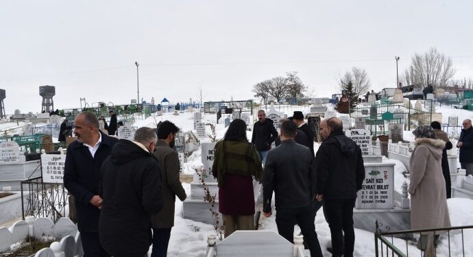 Birçok kentte mezarlıklar ziyaret edildi